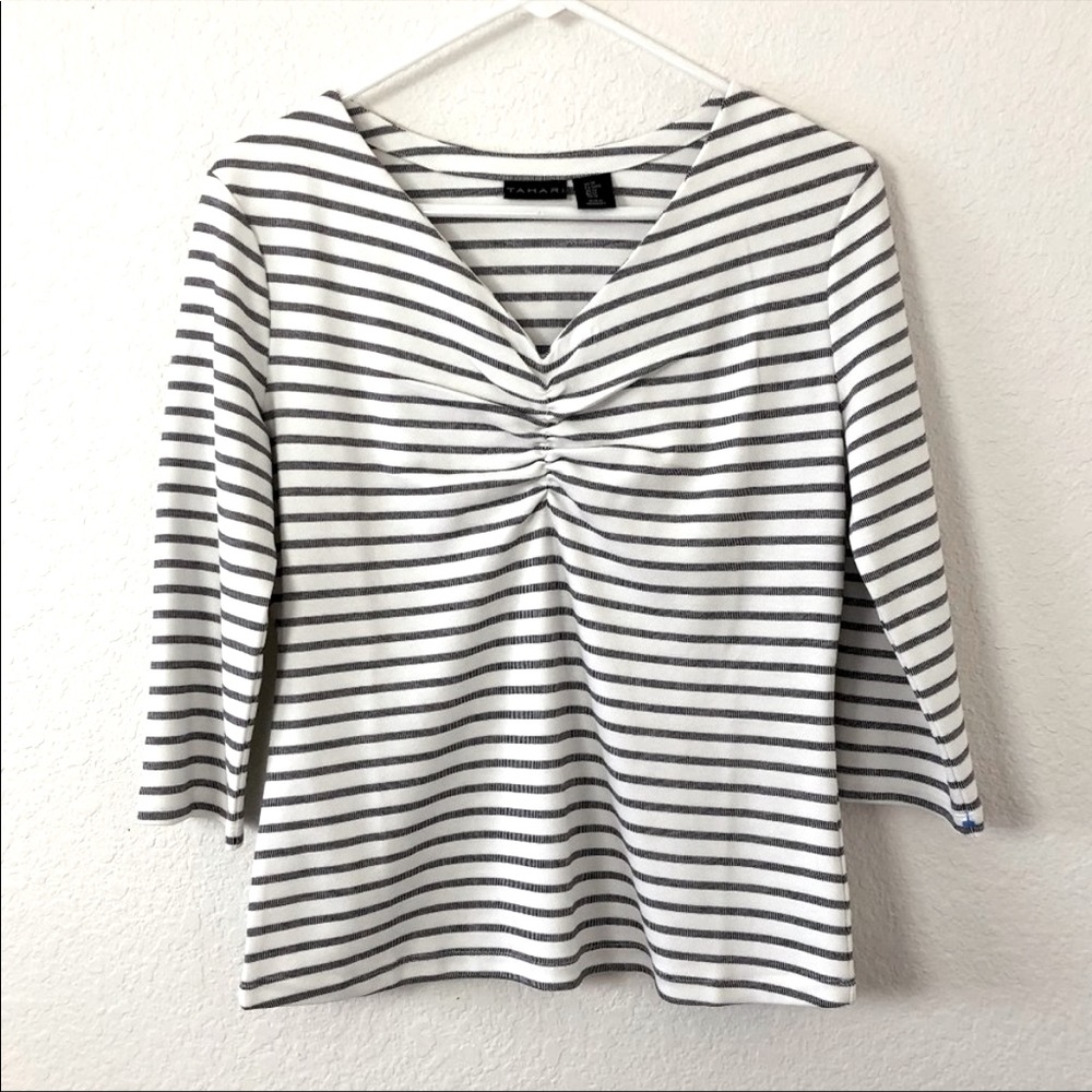 Tahari | V neck Top E26
